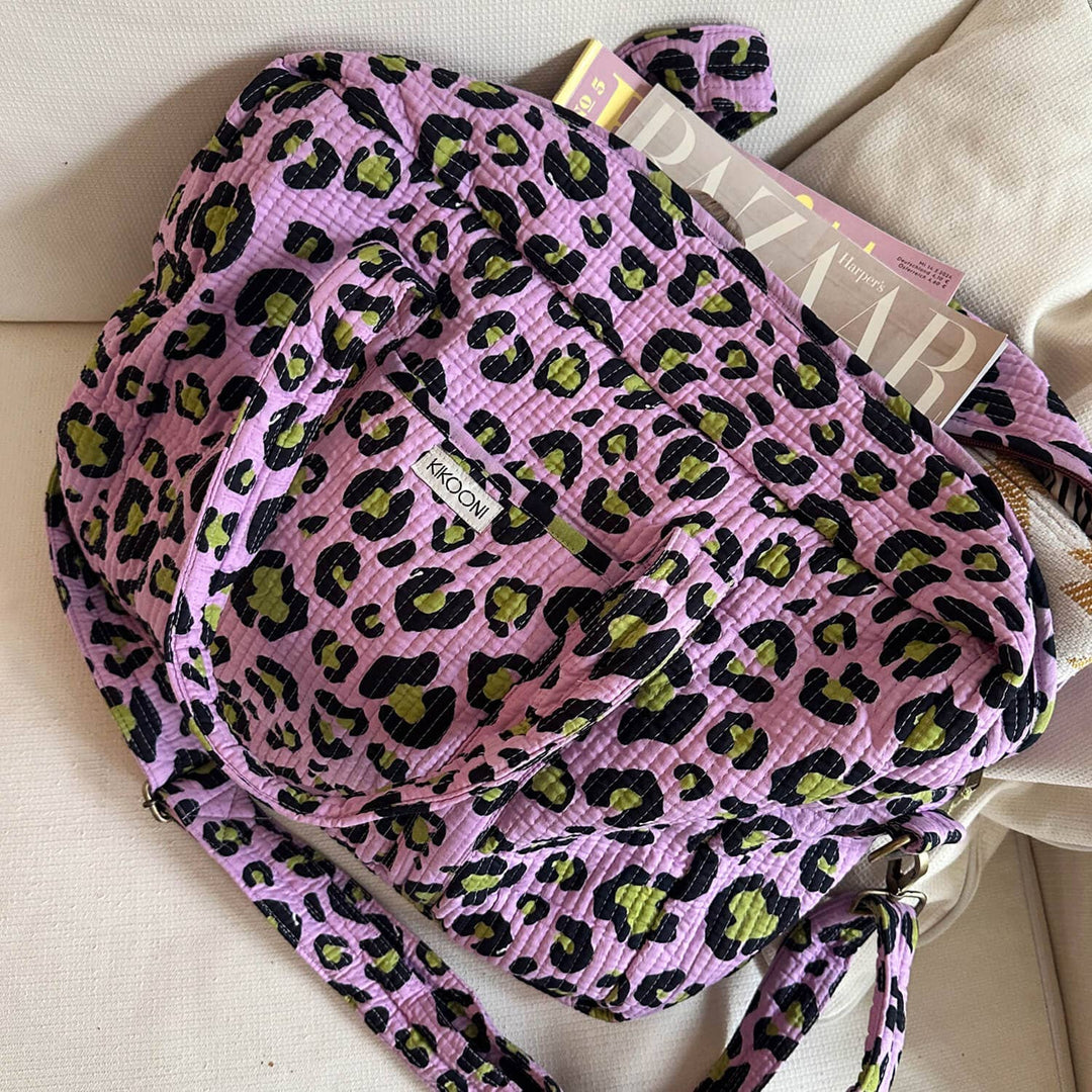 Kikooni Reisetasche Oh Leo Cosmic Lilac auf Sofa, gefüllt – Coffee Coaching Club 10