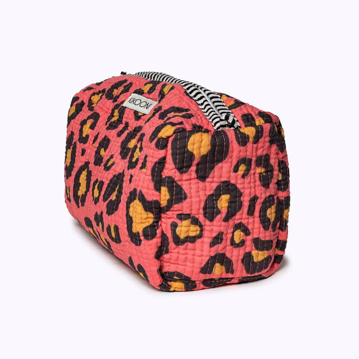 Kikooni Kosmetiktasche Oh Leo Sunset schräge Ansicht mit Reissverschluss – Coffee Coaching Club 2