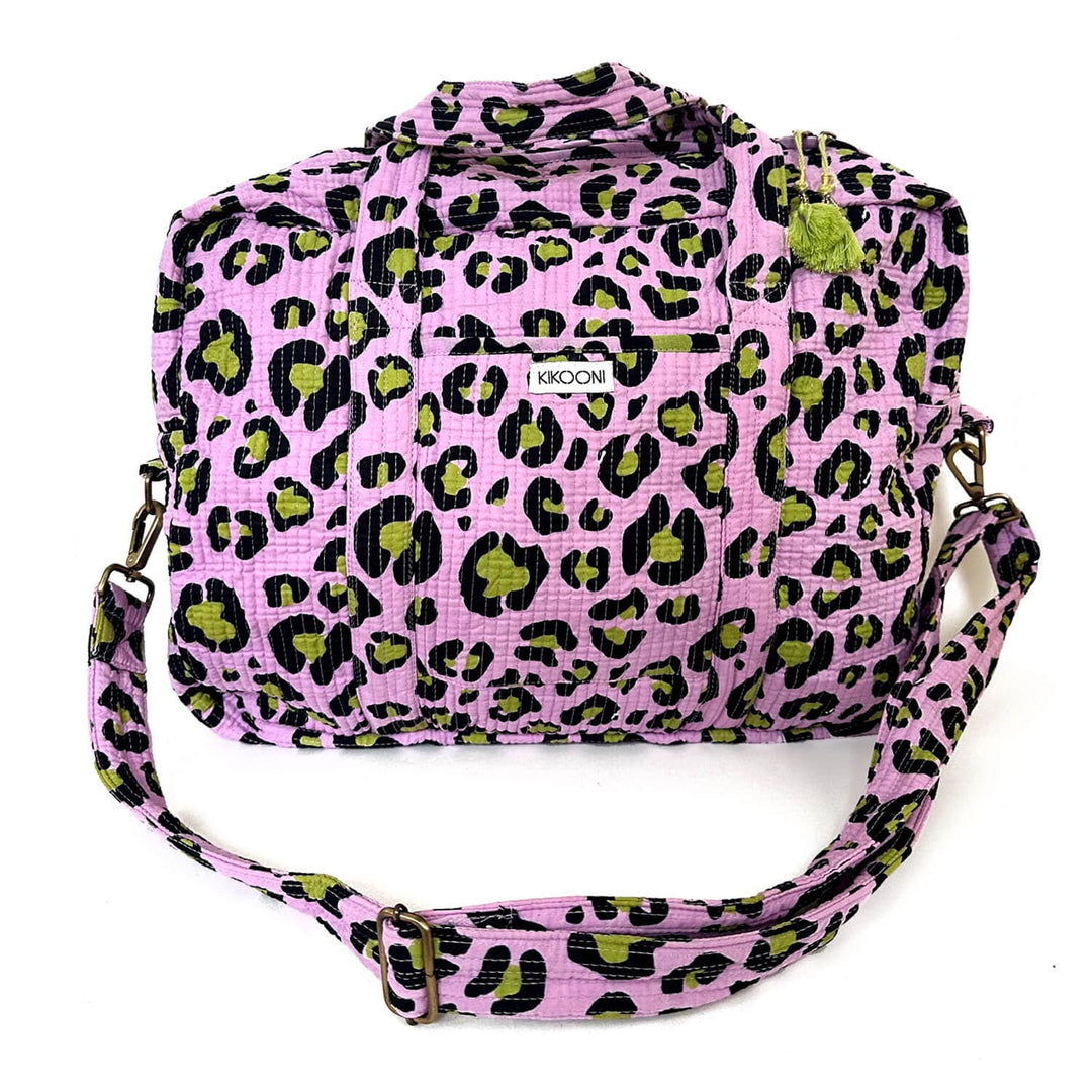 Kikooni Reisetasche Oh Leo Cosmic Lilac Frontansicht mit Schultergurt – Coffee Coaching Club 1