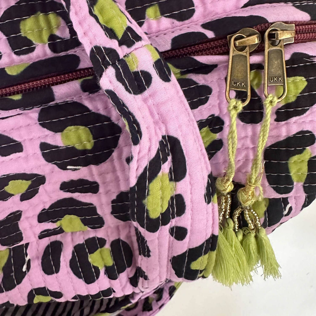 Kikooni Reisetasche Oh Leo Cosmic Lilac Detail Reissverschluss mit grünen Quasten – Coffee Coaching Club 6