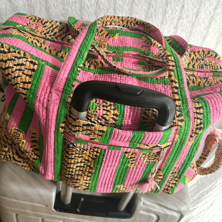 Saco de viagem Kikooni Poppy Tiger Candy, sobre uma mala com rodas, visto de cima – Coffee Coaching Club 7