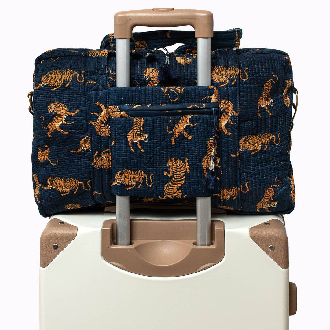 Kikooni Reisetasche Roy Darkblue auf Rollkoffer mit Kofferschlaufe – Coffee Coaching Club 3
