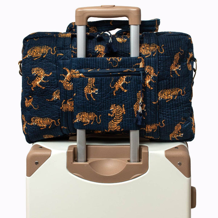 Kikooni Reisetasche Roy Darkblue auf Rollkoffer mit Kofferschlaufe – Coffee Coaching Club 3