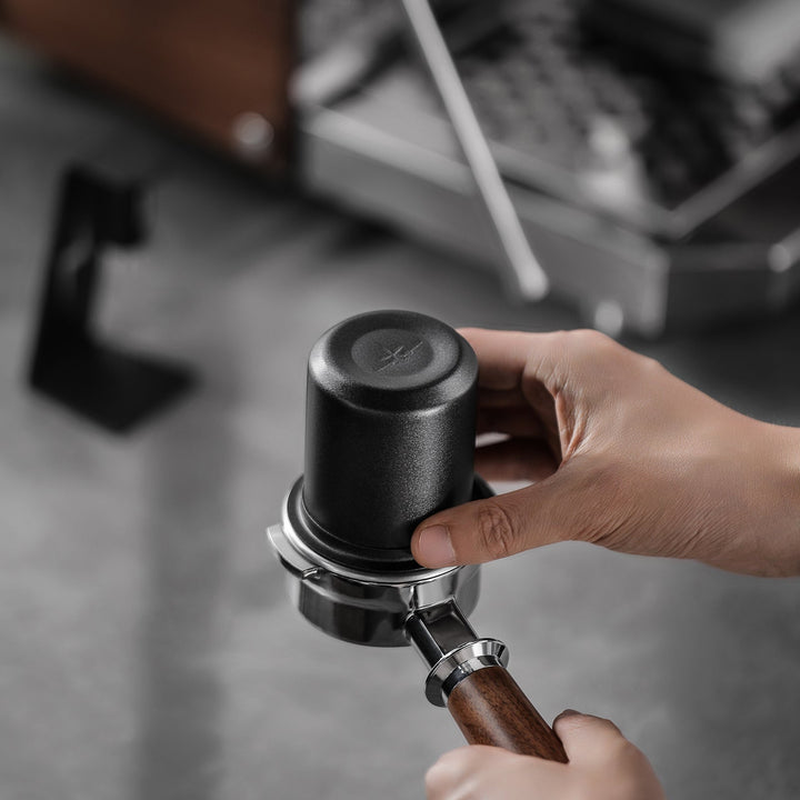Gobelet de dosage MHW-3BOMBER 150 ml 58 mm en noir (Black) avec porte-filtre, posé pour transvaser