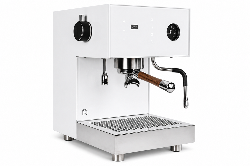 Arkel Tide Espressomaschine in Weiß – 3/4-Ansicht mit Touchscreen 92°C, Manometer und Edelstahl-Tropfschale