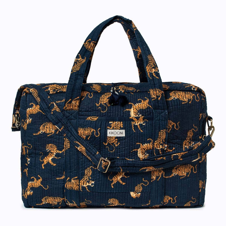 Kikooni Reisetasche Roy Darkblue Frontansicht mit Schultergurt – Coffee Coaching Club 1