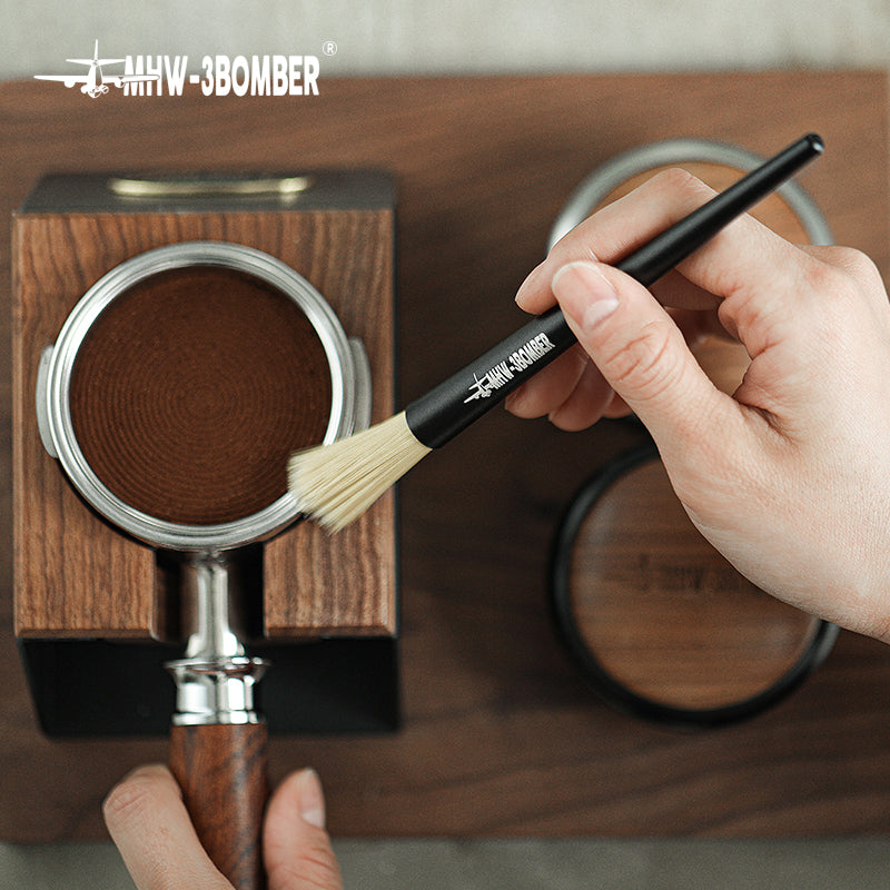 Pinceau barista MHW-3BOMBER Pen Brush en noir mat (Matte Black) nettoyant le bord du porte-filtre