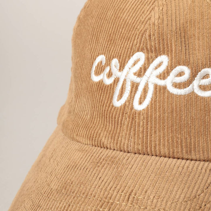 Primer plano del bordado «coffee» y la textura de la pana