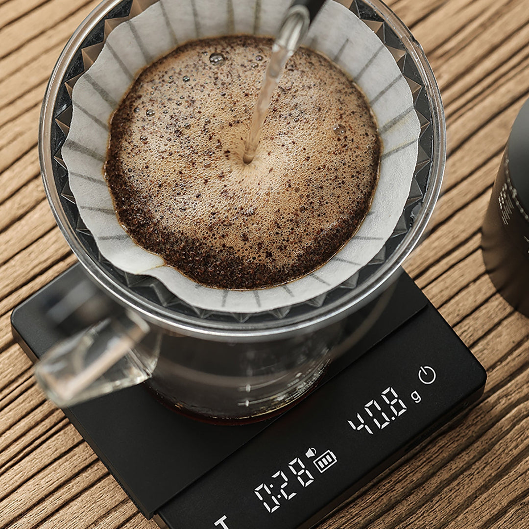 Balance à café MHW-3BOMBER Cube 2.0 en noir (Black) avec minuteur en marche pendant un café filtre