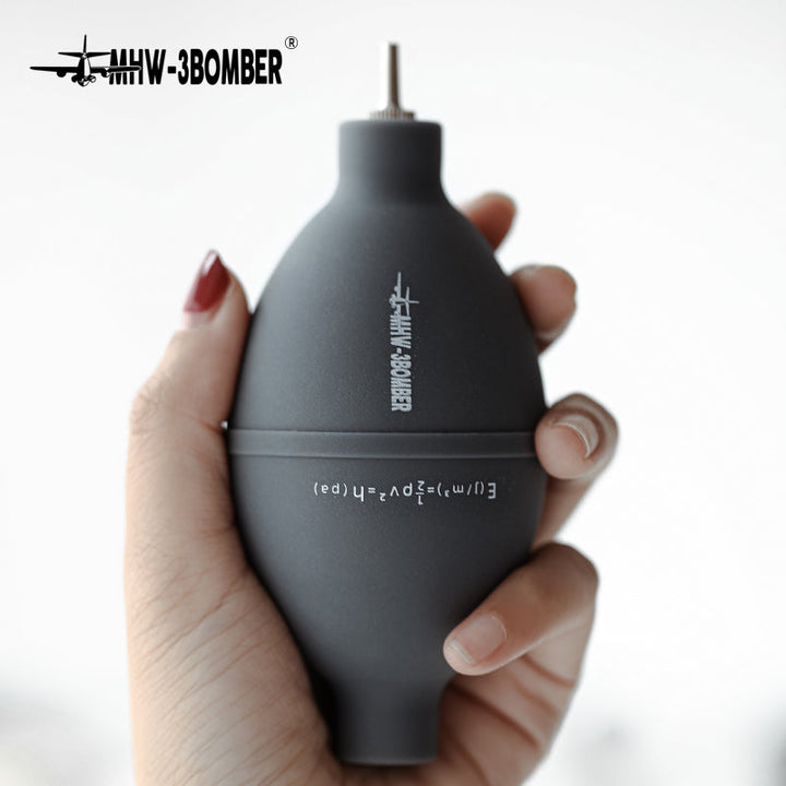 Air Blower MHW-3BOMBER en gris, poire en silicone tenue en main