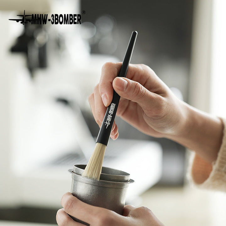 Pinceau barista MHW-3BOMBER Pen Brush en noir mat (Matte Black) dans un gobelet de dosage