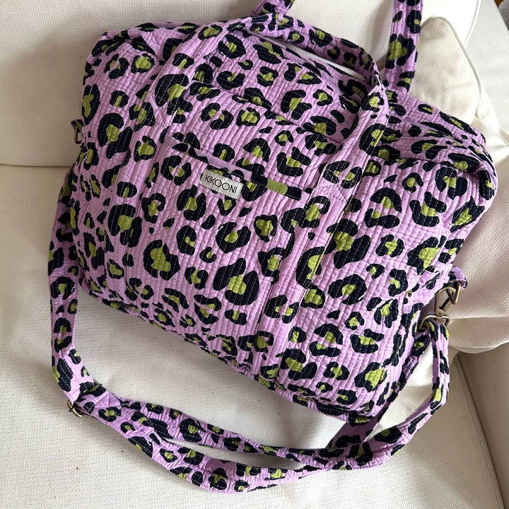 Kikooni Reisetasche Oh Leo Cosmic Lilac auf Sofa mit Schultergurt – Coffee Coaching Club 4