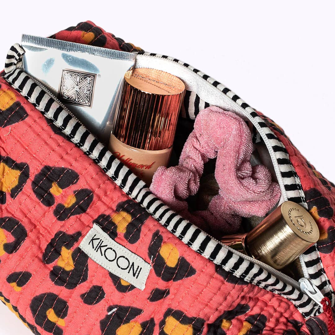 Kikooni Kosmetiktasche Oh Leo Sunset geöffnet mit Kosmetik als Dekoration – Coffee Coaching Club 6