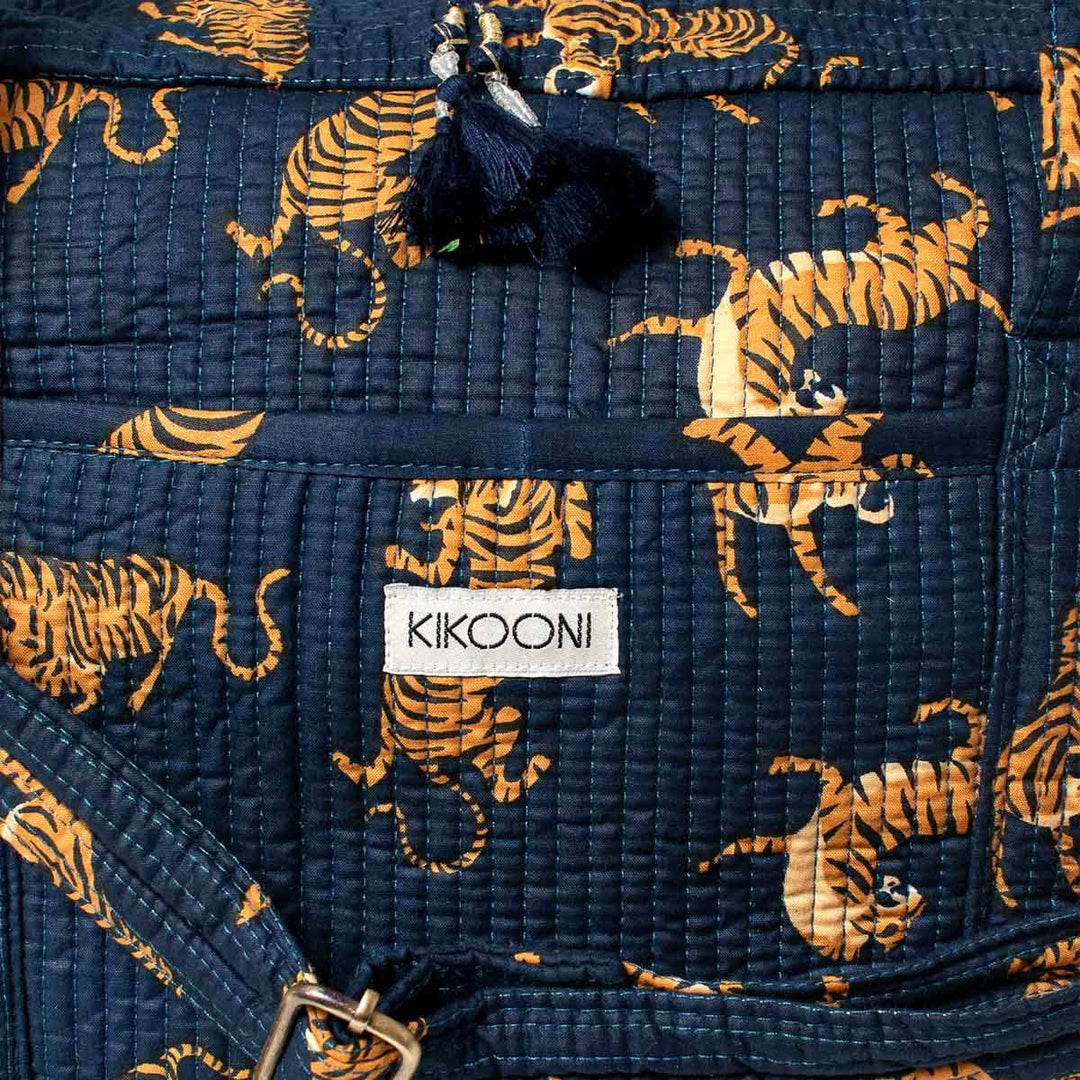 Kikooni Reisetasche Roy Darkblue Detail Kikooni-Etikett und Quaste – Coffee Coaching Club 6
