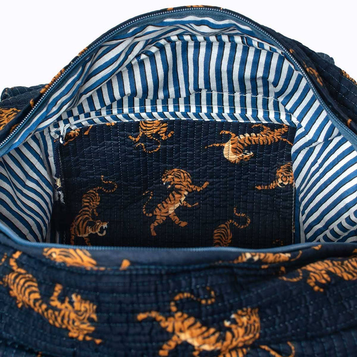 Kikooni Reisetasche Roy Darkblue Innenansicht mit blau-weiss gestreiftem Futter – Coffee Coaching Club 2