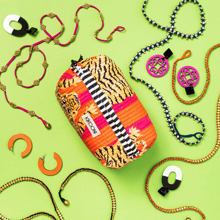 Kikooni kleine Kosmetiktasche Poppy Tiger Draufsicht mit Schmuck als Dekoration – Coffee Coaching Club 2