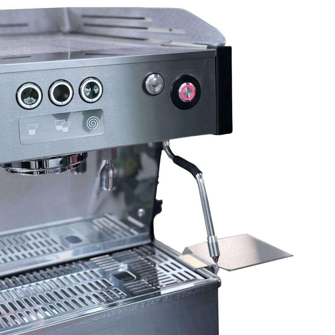 Rechte Bedienseite der La Marzocco Linea PB X AV Smart Steam mit Bezugstasten und Dampflanze über der Tropfschale