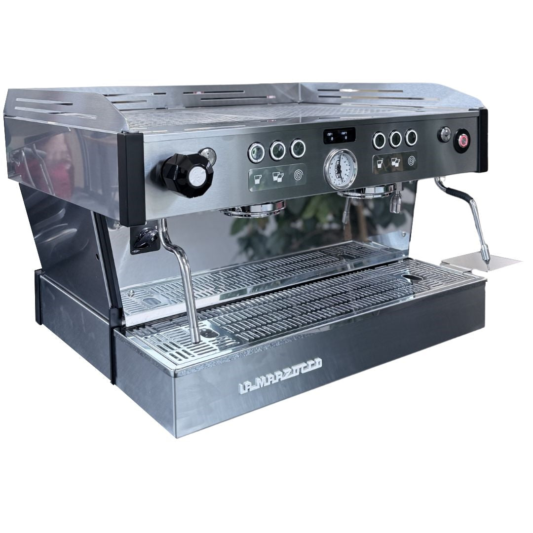 La Marzocco Linea PB X AV 2-gruppig Smart Steam Siebträgermaschine aus Edelstahl in der Dreiviertelansicht