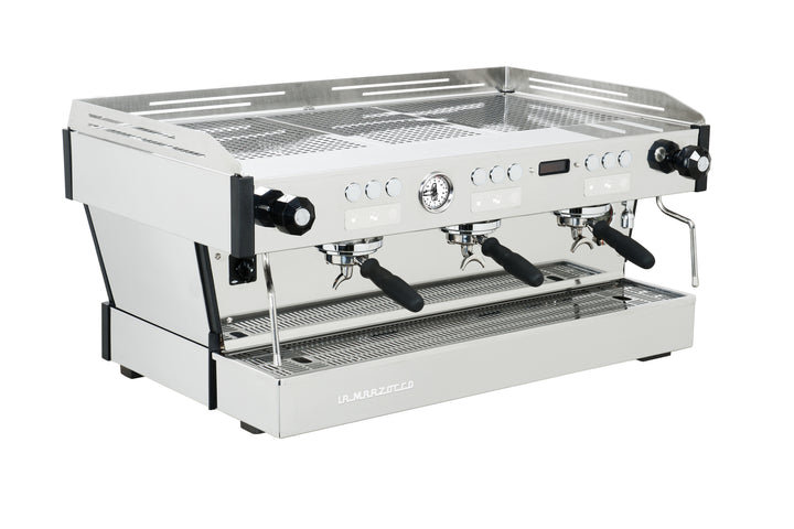 La Marzocco Linea PB X AV 3-gruppig Smart Steam Siebträgermaschine aus Edelstahl in der Dreiviertelansicht