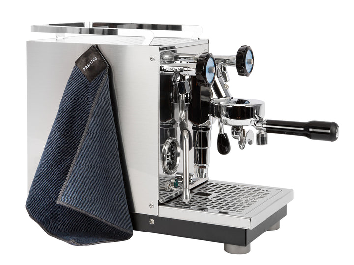 Profitec Barista Tuch in Dunkelblau an einer Espressomaschine