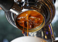 Confronto macchine e macinacaffè – Estrazione da un portafiltro bottomless in una tazzina bianca – Coffee Coaching Club