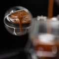 L'espresso scende dal portafiltro in un bicchiere – Workshop di degustazione del caffè al Coffee Coaching Club