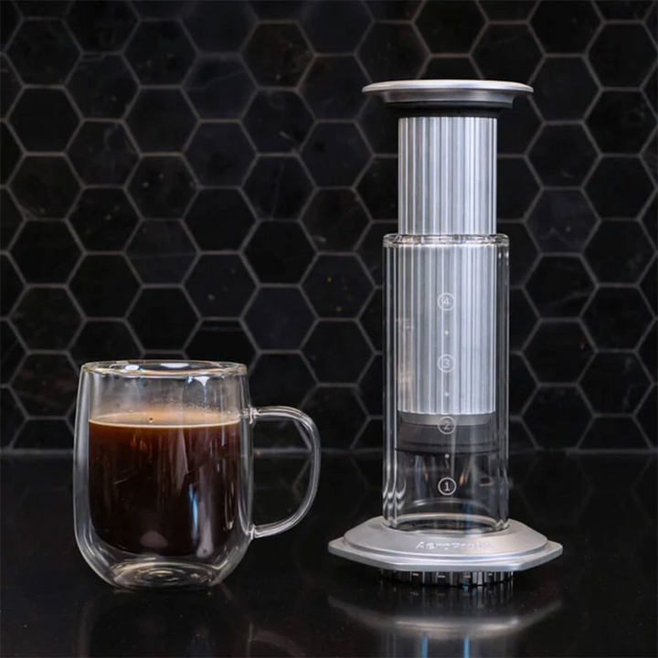 AeroPress Premium Coffee Maker aus Glas und Edelstahl – ein handgefertigtes Meisterwerk