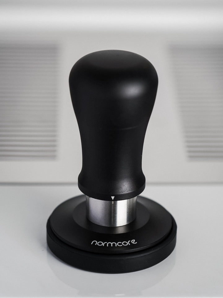 Normcore V5 Spring-Loaded Tamper – Titanium-Coated Precision - Coffee Coaching Club GmbH