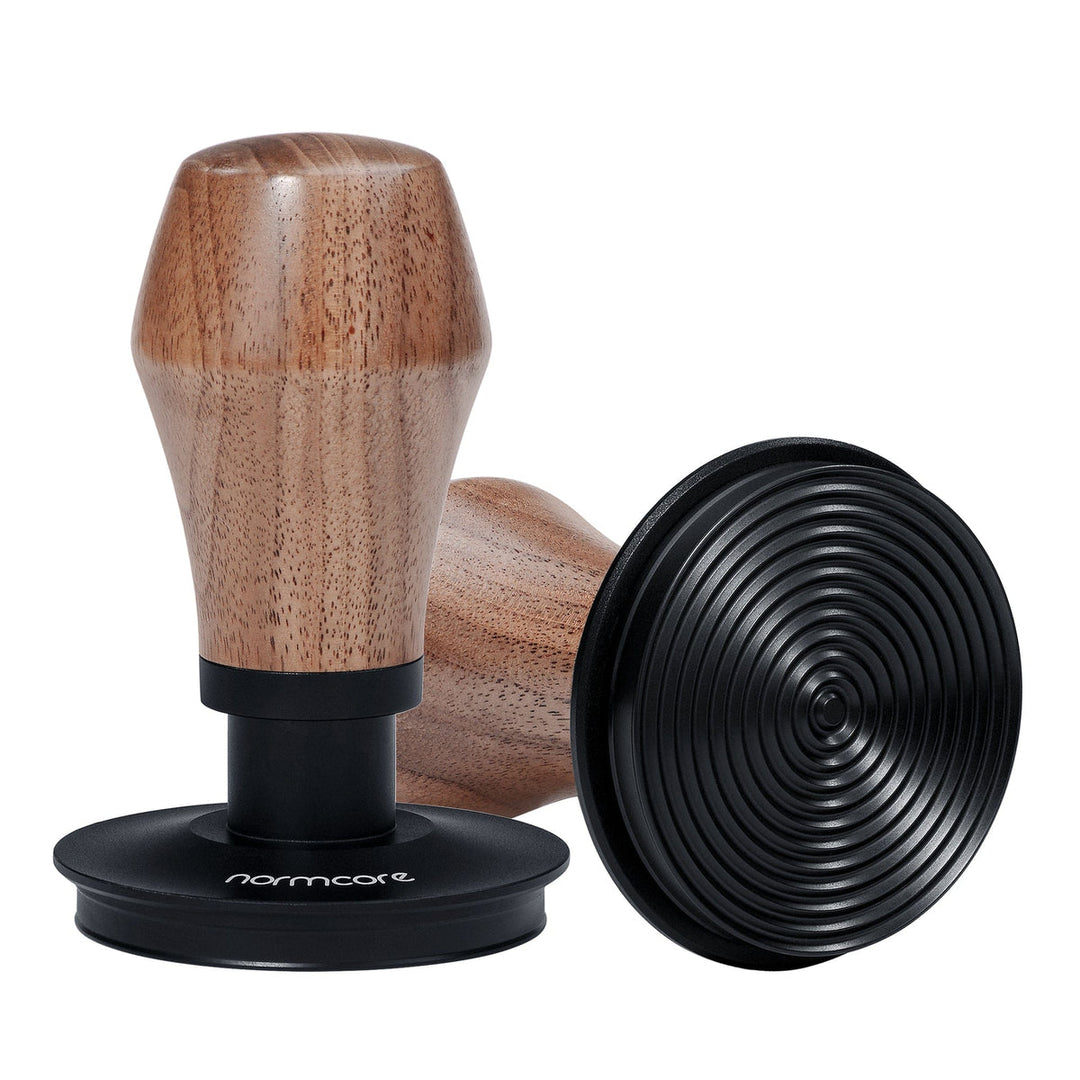 Normcore Premium Tamper Druckregulierend 58.5 mm Titan PVD beschichtet Nussbaum - Coffee Coaching Club