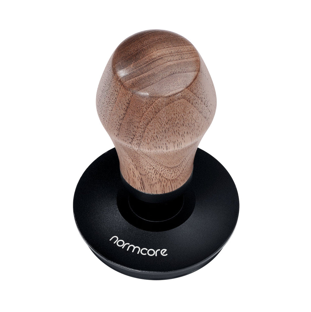 Normcore Premium Tamper Druckregulierend 58.5 mm Titan PVD beschichtet Nussbaum - Coffee Coaching Club