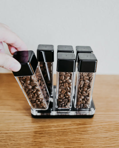 Normcore 6 Tuben Single Dosing Kaffeebohnen Behälter mit Ständer und Trichter - Coffee Coaching Club