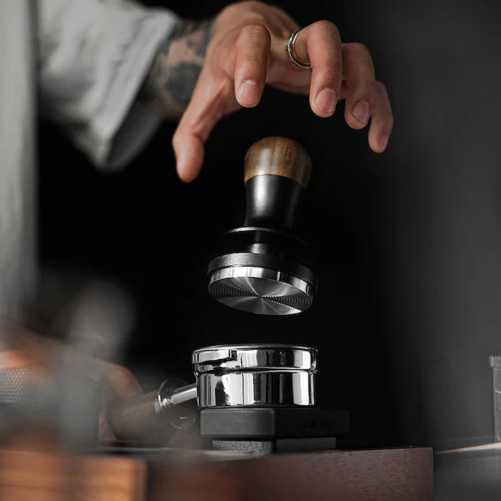 MHW-3BOMBER Espresso-Tamper Flash 58.35 mm: Perfekt für konstante und präzise Extraktionen - Coffee Coaching Club