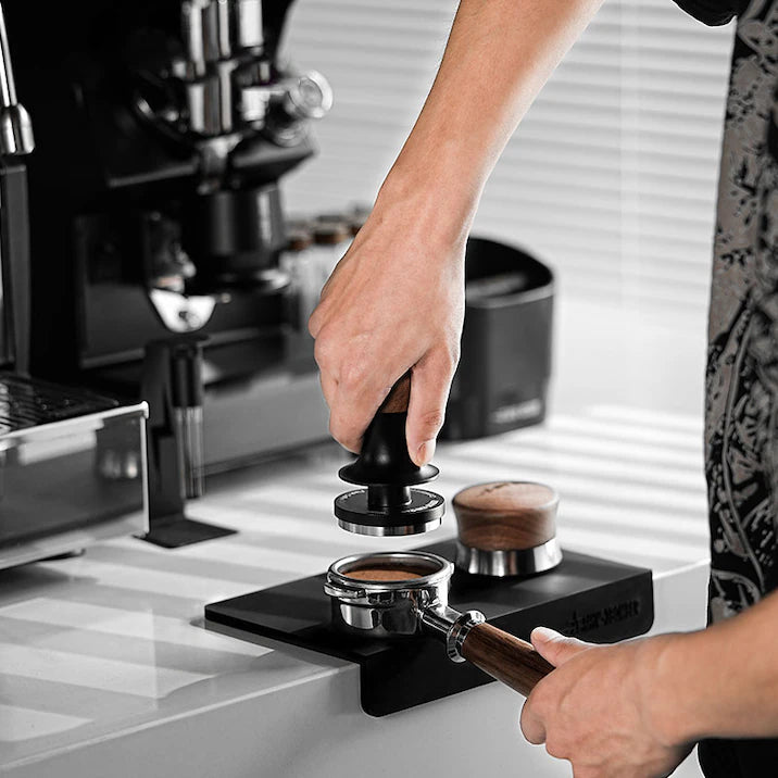 MHW-3BOMBER Espresso-Tamper Flash 58.35 mm: Perfekt für konstante und präzise Extraktionen - Coffee Coaching Club