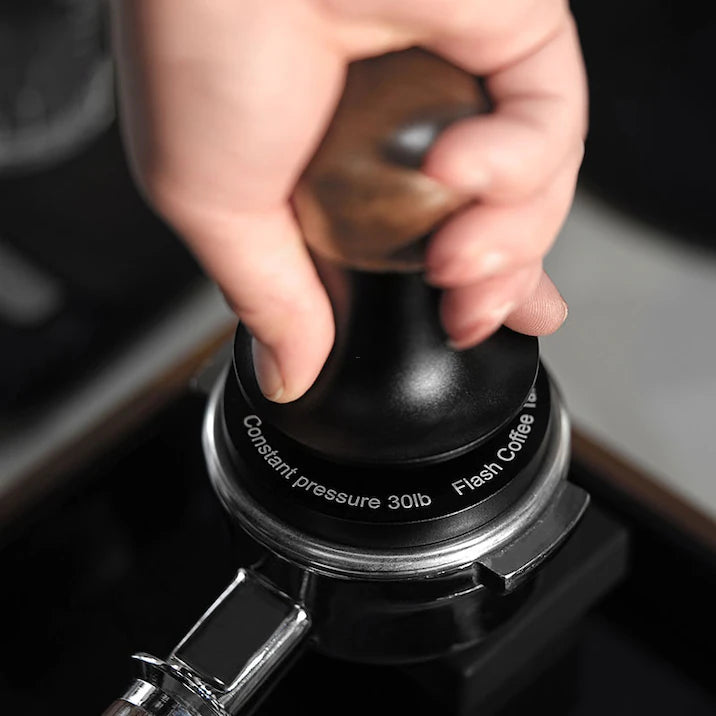 MHW-3BOMBER Espresso-Tamper Flash 58.35 mm: Perfekt für konstante und präzise Extraktionen - Coffee Coaching Club