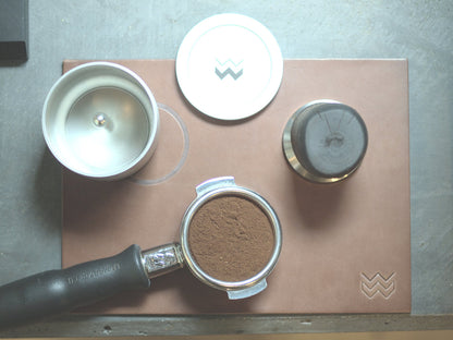 Weber Workshops Leder Tampingmatte Braun - Coffee Coaching Club
