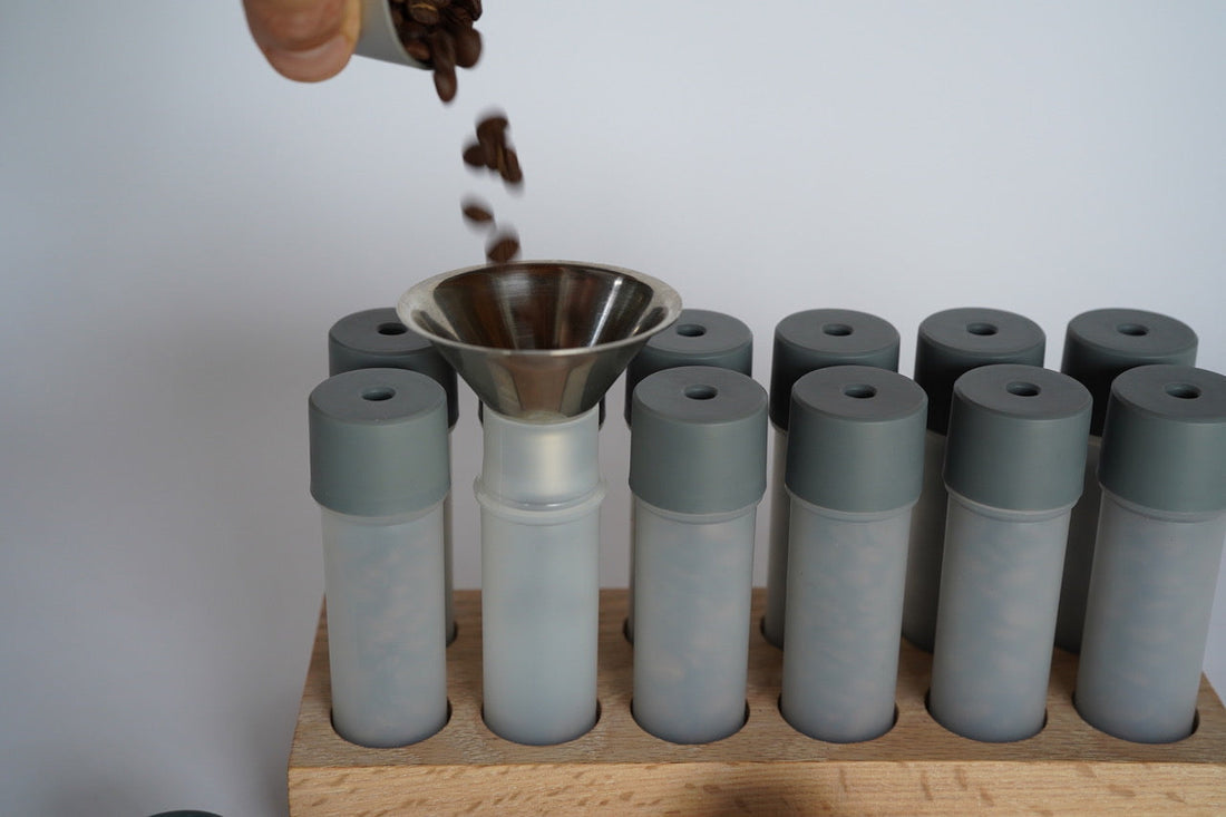 Weber Workshops 12 Polymer single Dosing Tuben inkl. Holzstation - Bean Cellars - Coffee Coaching Club