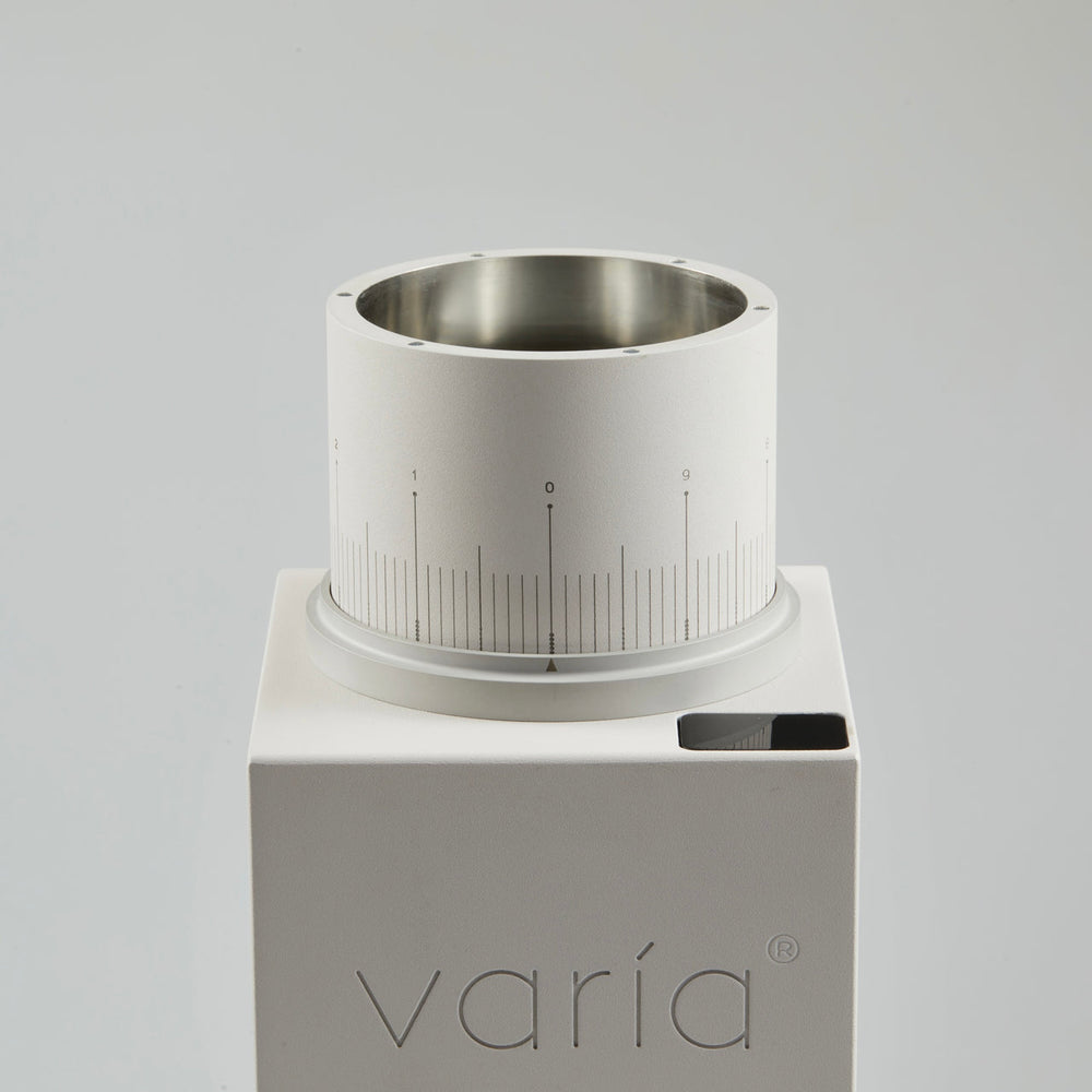 Varia VS6 in Weiss, Mahlgrad-Skala am Trichterring und LED-Anzeige