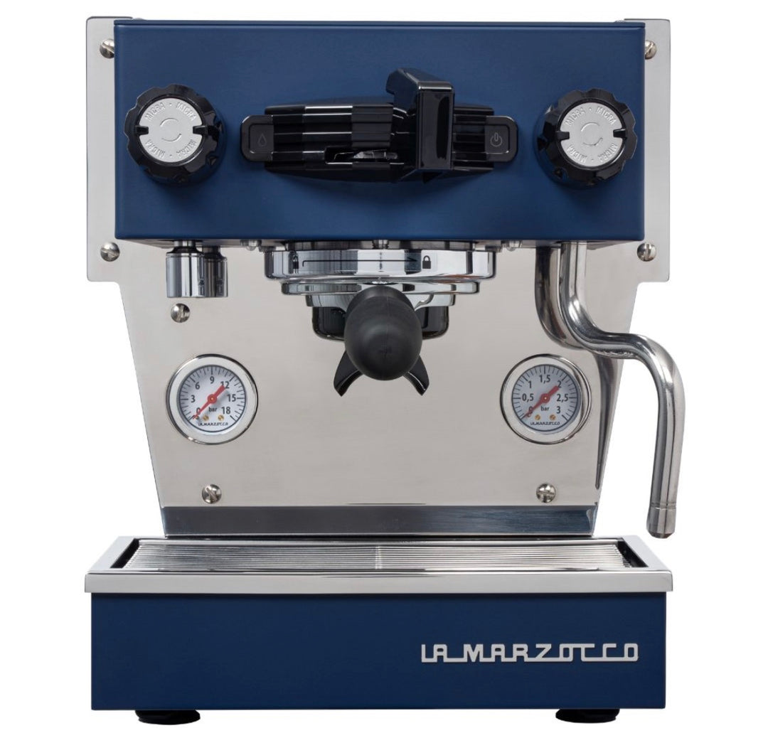 La Marzocco Linea Micra in Blau – Frontansicht – Coffee Coaching Club