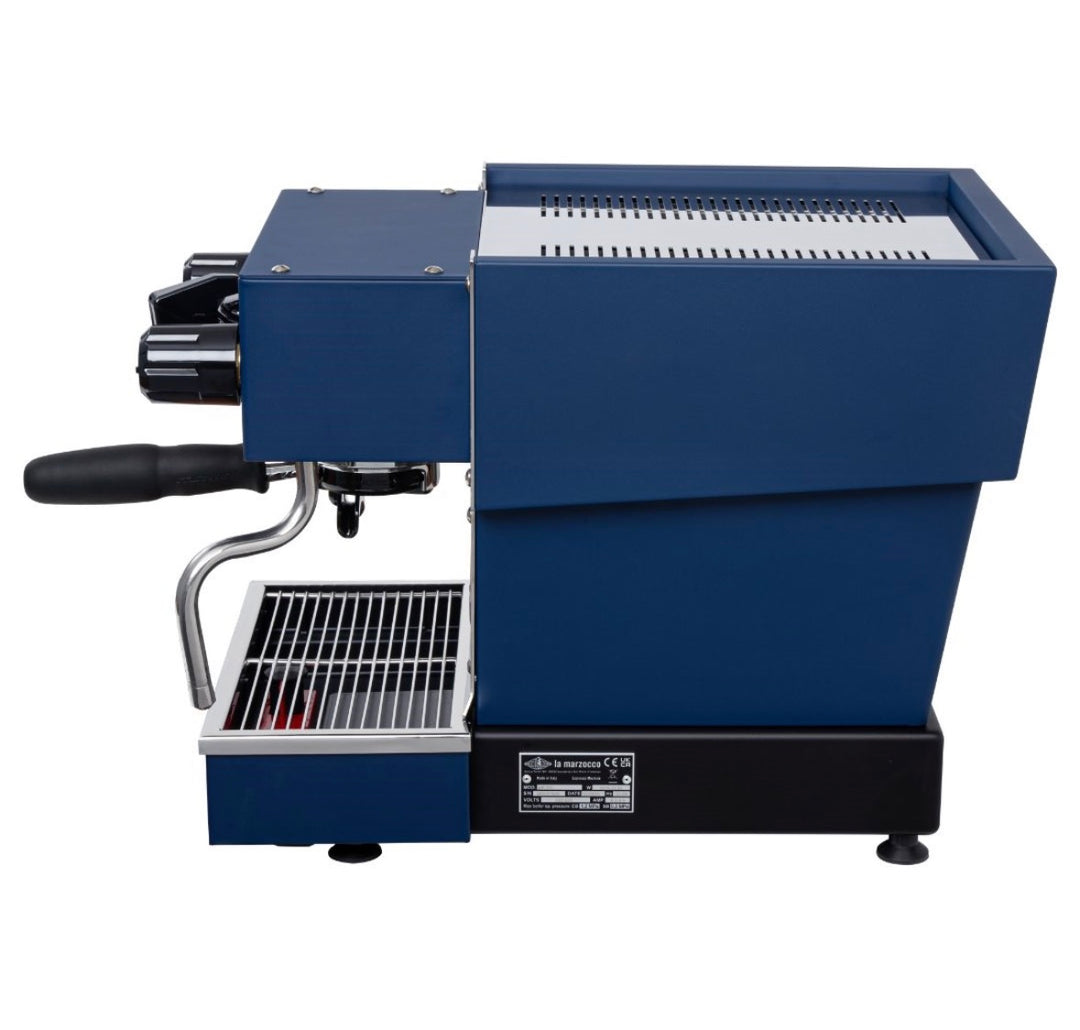 La Marzocco Linea Micra in Blau – Seitenansicht – Coffee Coaching Club