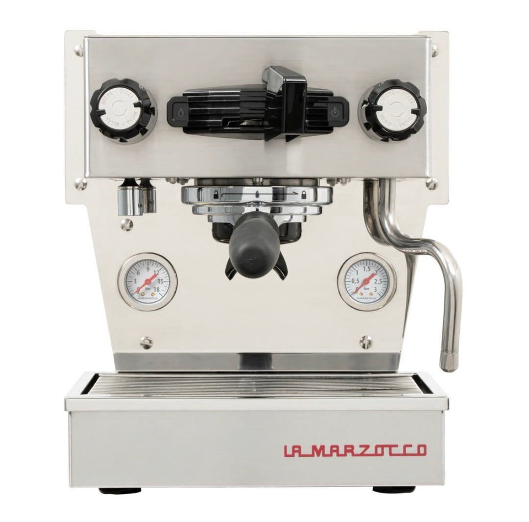 La Marzocco Linea Micra in Weiss – Frontansicht halbseitlich von links – Coffee Coaching Club