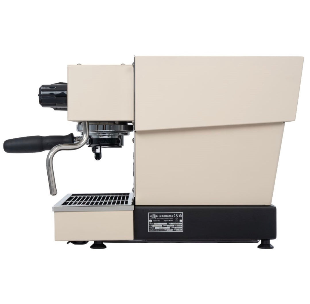 La Marzocco Linea Micra in Weiss – Seitenansicht von links – Coffee Coaching Club