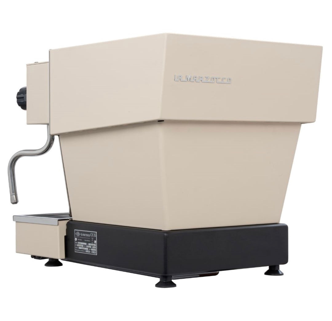 La Marzocco Linea Micra in Weiss – Rückseitlich von rechts – Coffee Coaching Club