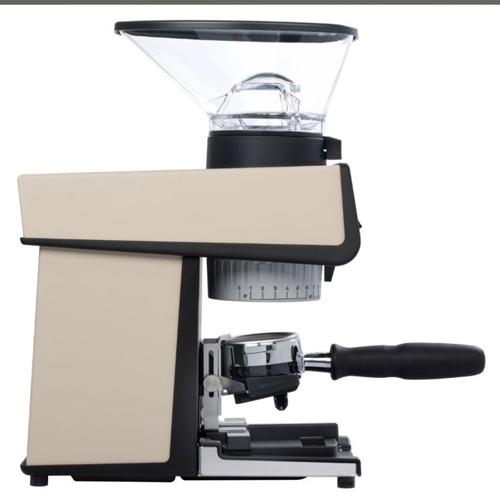 La Marzocco Pico in Weiss – Seitenansicht mit Siebträger – Coffee Coaching Club