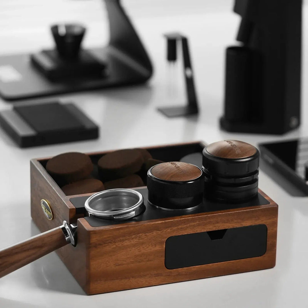 MHW-3BOMBER knock box multifonction en noyer et noir (Walnut/Black) avec porte-filtre, tasseur et distributeur et galettes de marc dans le bac