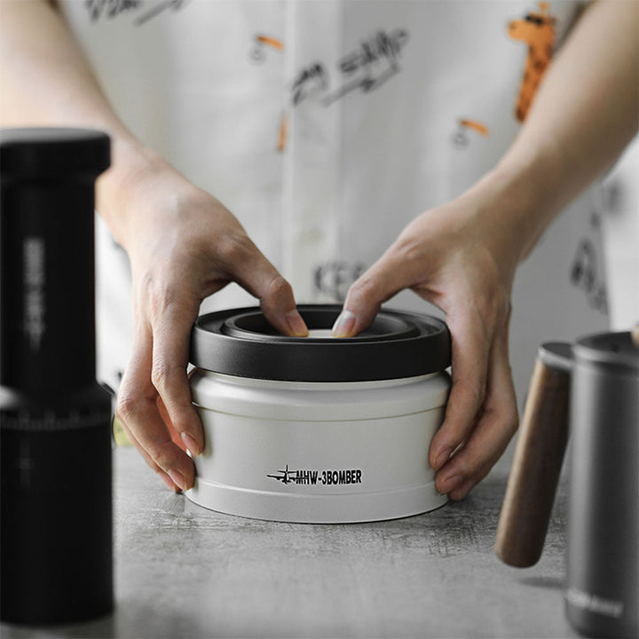 Boîte sous vide MHW-3BOMBER 750 ml en blanc avec couvercle à pompe en train d’être posé