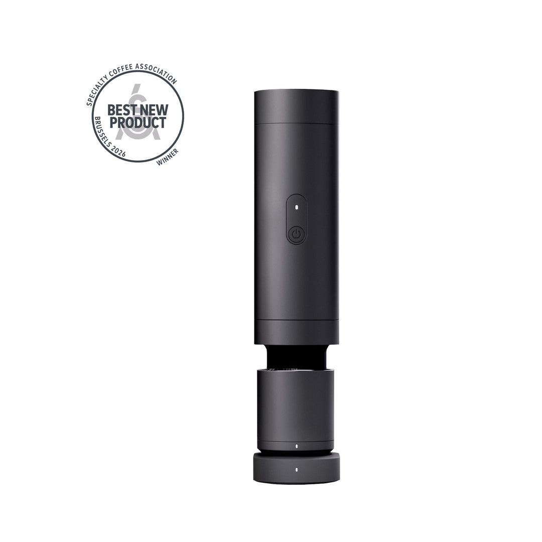 Varia ORBI PRO, máquina de espresso en negro (Black) en el Home Dock con báscula de taza