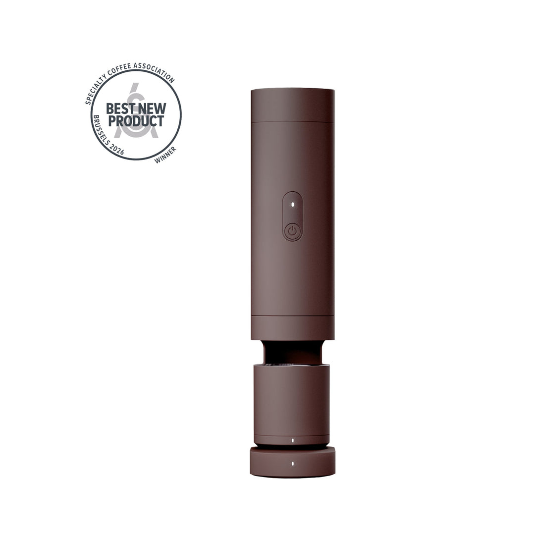 Varia ORBI PRO, máquina de espresso en rojo rubí (Ruby) en el Home Dock con báscula de taza