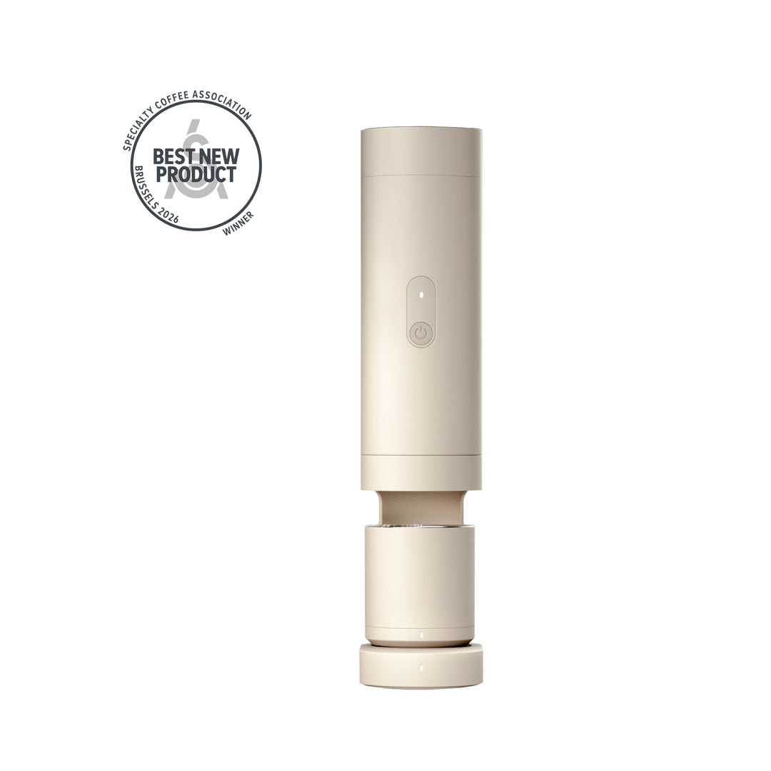 Varia ORBI PRO, máquina de espresso en beige arena (Sand) en el Home Dock con báscula de taza