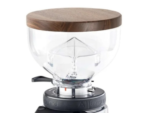 Brewspire Holzdeckel Nussbaum auf der Fiorenzato AllGround Sense Kaffeemühle