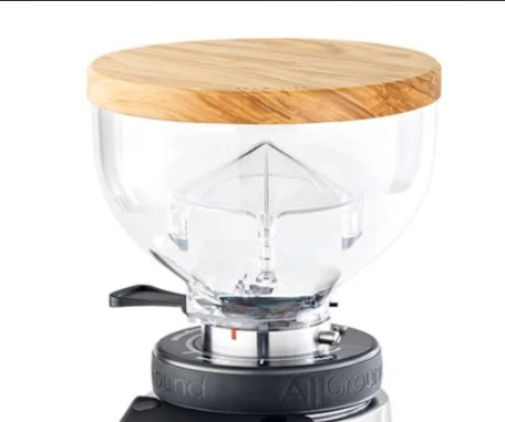 Brewspire Holzdeckel Olive auf der Fiorenzato AllGround Sense Kaffeemühle